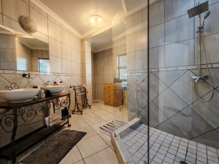 5 Bedroom Property for Sale in Three Rivers East Gauteng
