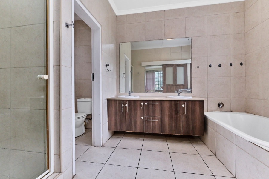 To Let 4 Bedroom Property for Rent in Morningside Manor Gauteng