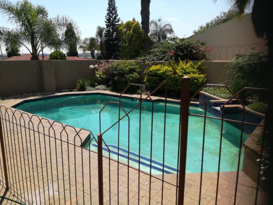 6 Bedroom Property for Sale in Marlboro Gardens Gauteng