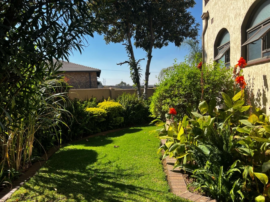 6 Bedroom Property for Sale in Marlboro Gardens Gauteng