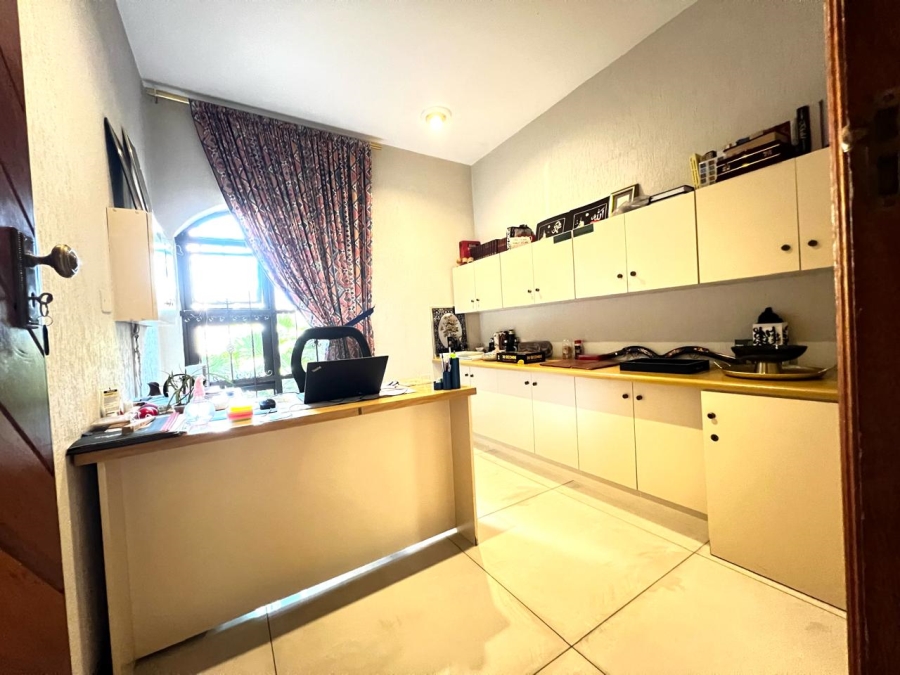 6 Bedroom Property for Sale in Marlboro Gardens Gauteng