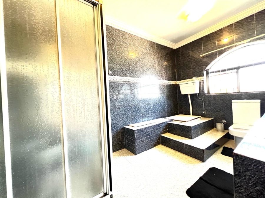 6 Bedroom Property for Sale in Marlboro Gardens Gauteng