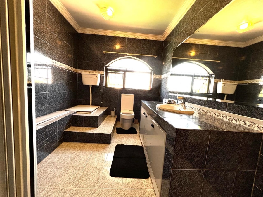 6 Bedroom Property for Sale in Marlboro Gardens Gauteng