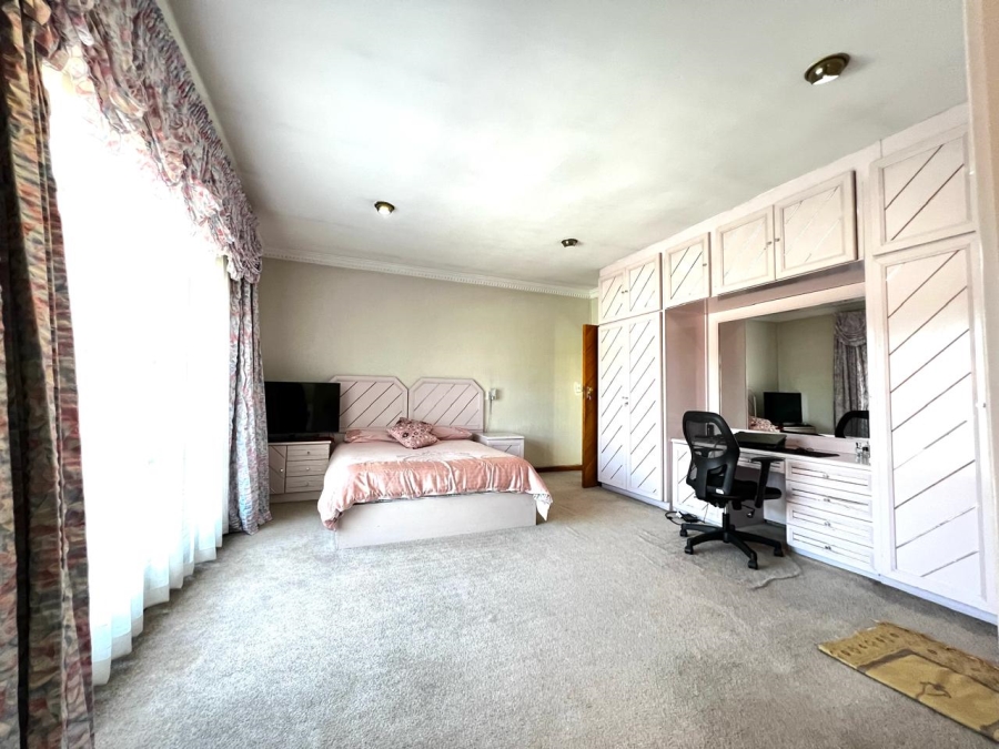 6 Bedroom Property for Sale in Marlboro Gardens Gauteng