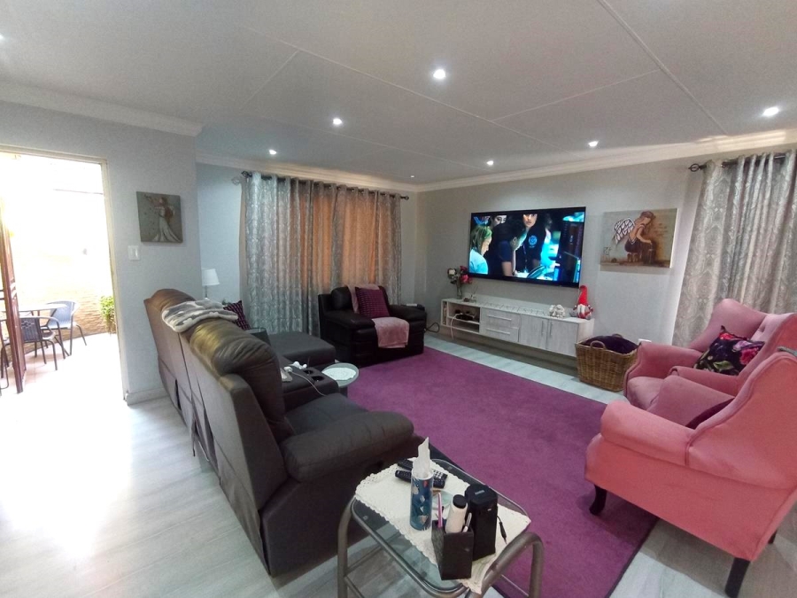 3 Bedroom Property for Sale in Oakdene Gauteng