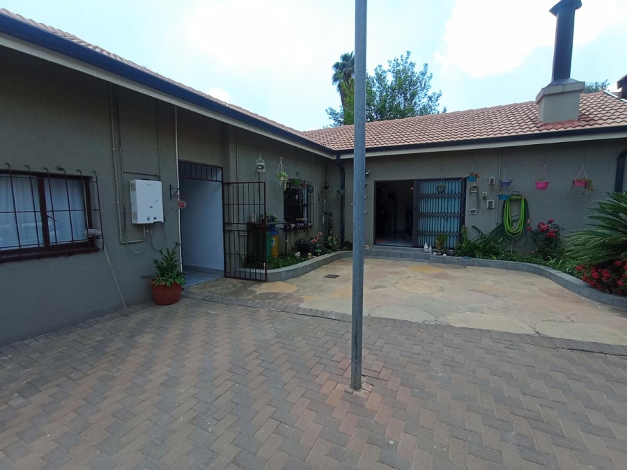 3 Bedroom Property for Sale in Oakdene Gauteng