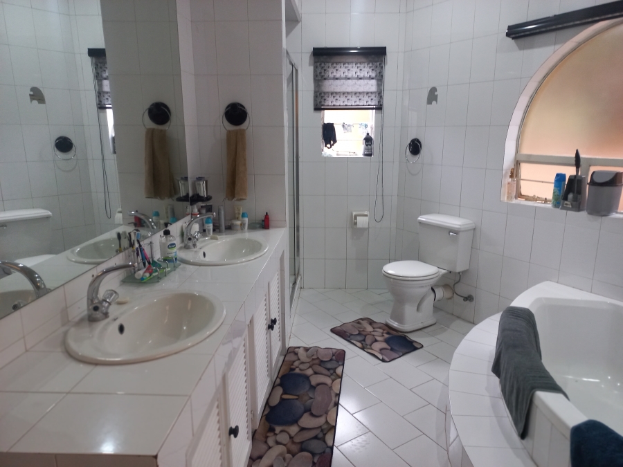 4 Bedroom Property for Sale in Bassonia Gauteng