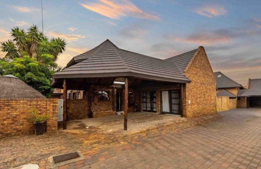 4 Bedroom Property for Sale in Dayanglen Gauteng