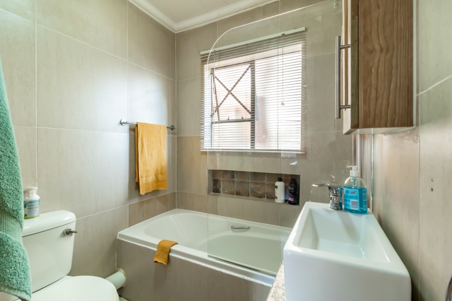2 Bedroom Property for Sale in Waverley Gauteng