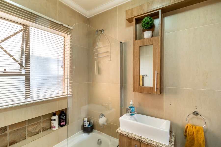 2 Bedroom Property for Sale in Waverley Gauteng