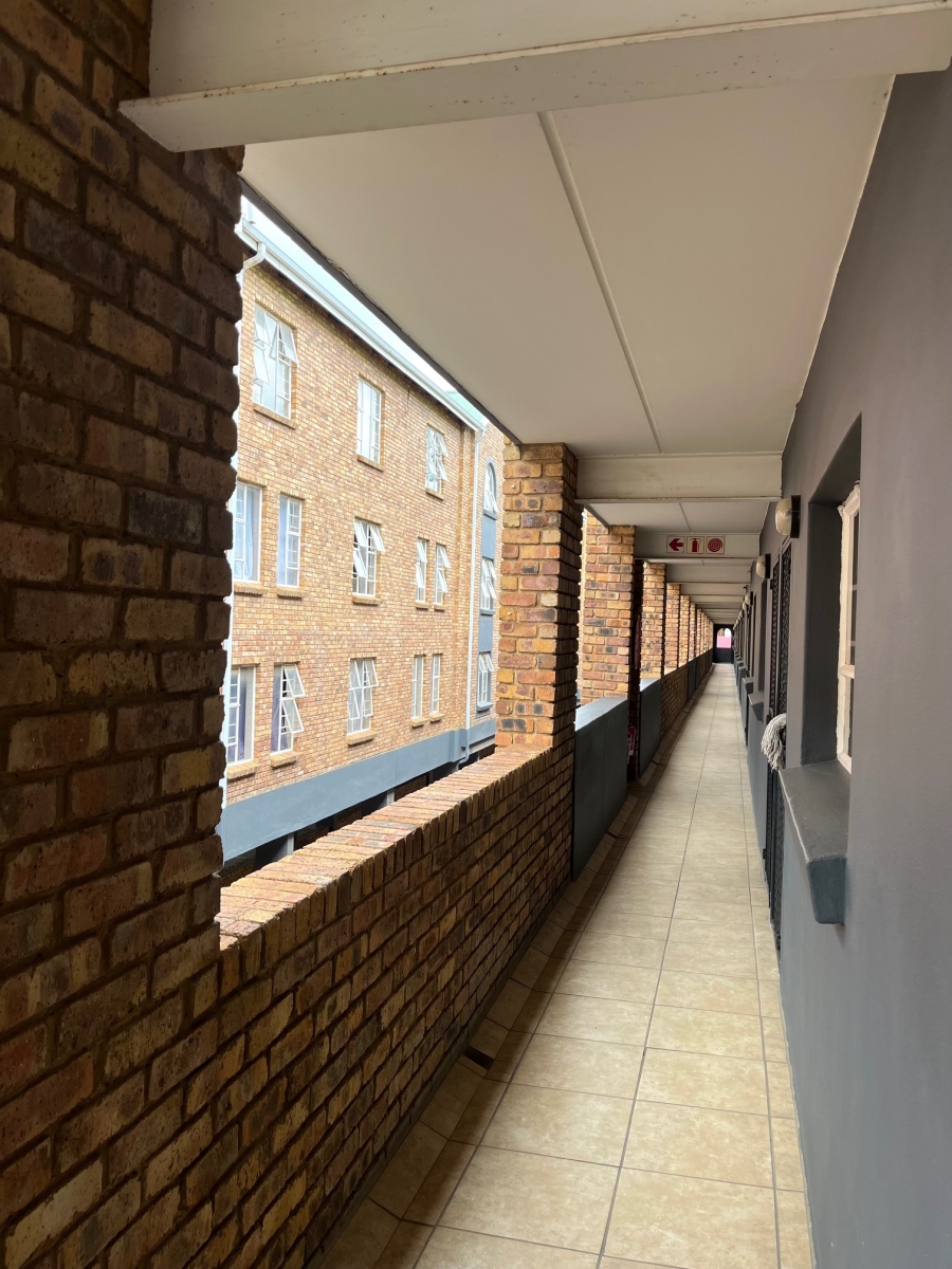 1 Bedroom Property for Sale in Grand Central Gauteng