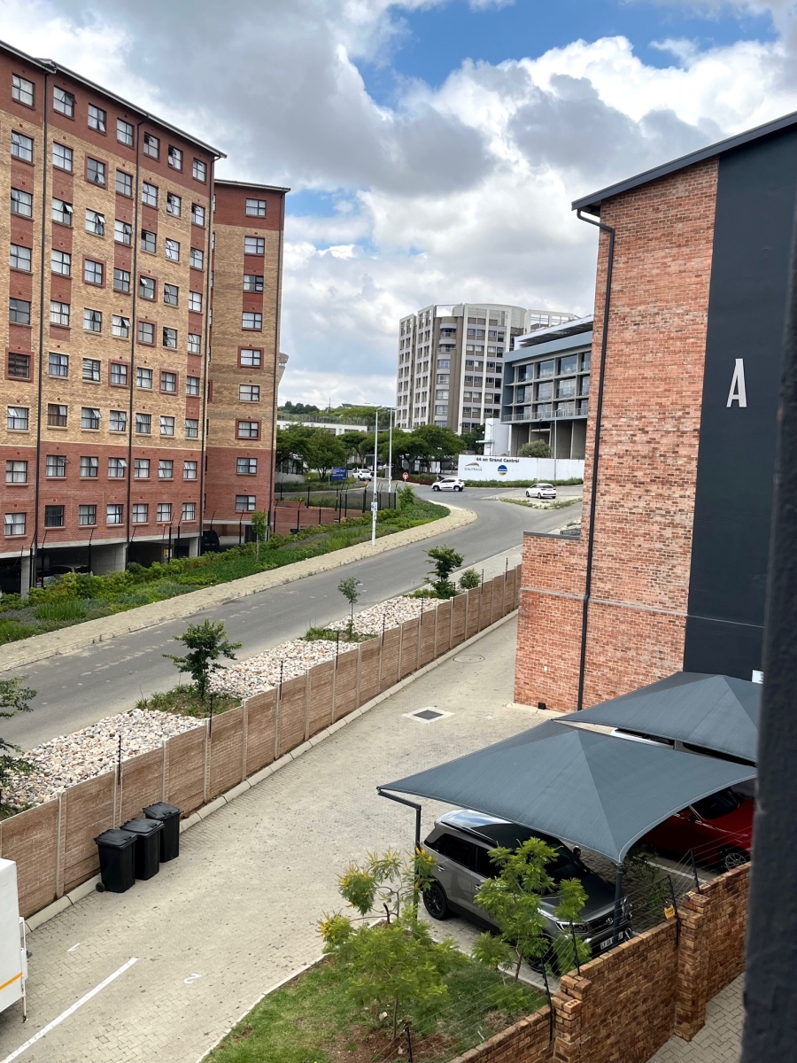1 Bedroom Property for Sale in Grand Central Gauteng