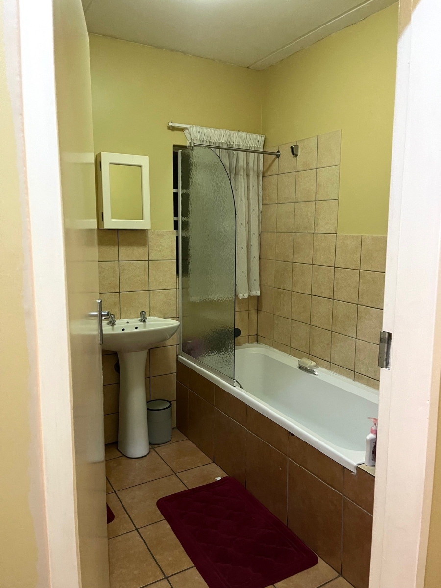 1 Bedroom Property for Sale in Grand Central Gauteng