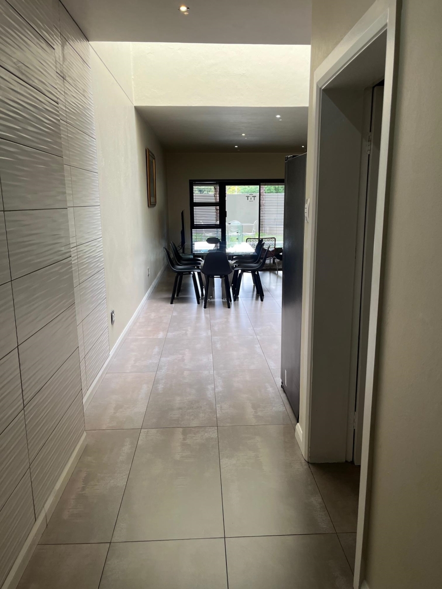 To Let 2 Bedroom Property for Rent in Sandown Gauteng
