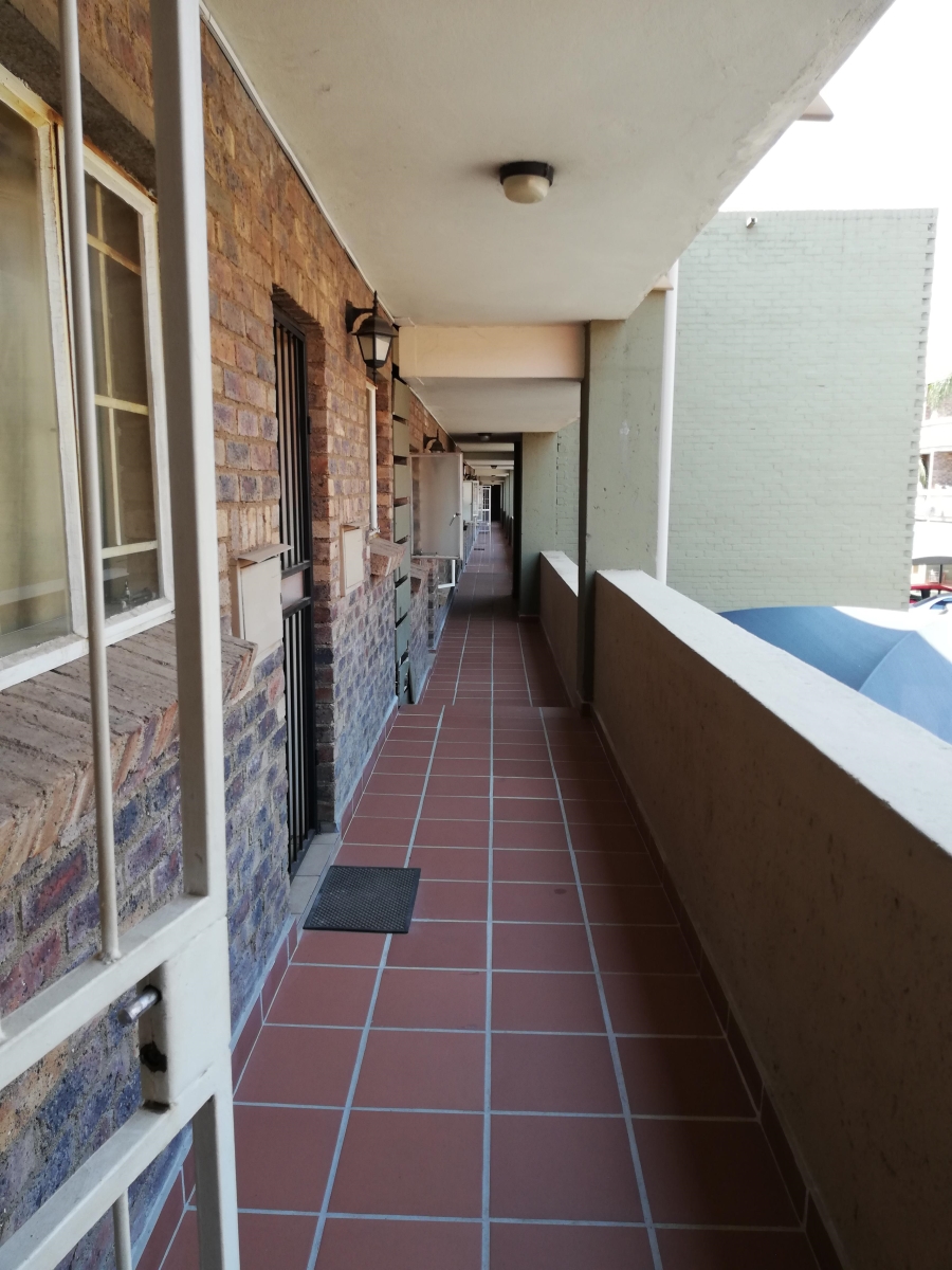 2 Bedroom Property for Sale in Rooihuiskraal North Gauteng