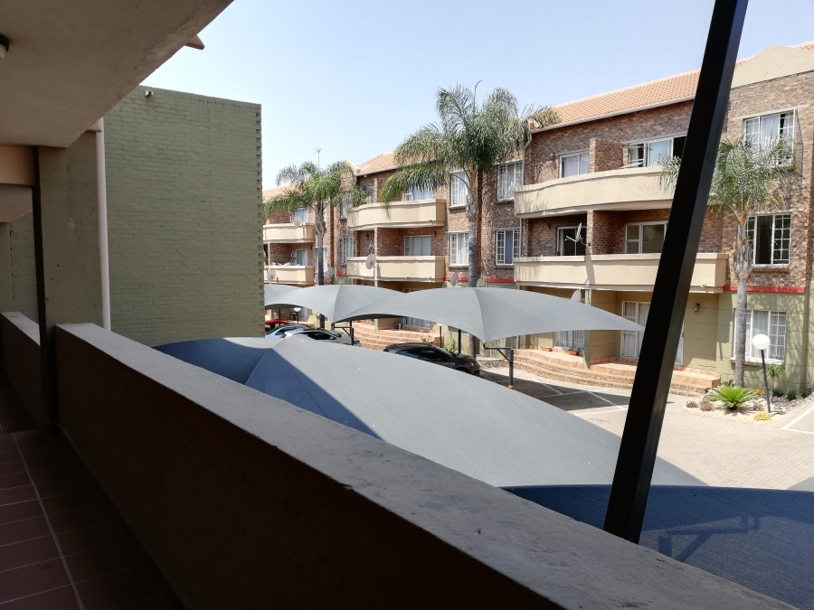 2 Bedroom Property for Sale in Rooihuiskraal North Gauteng