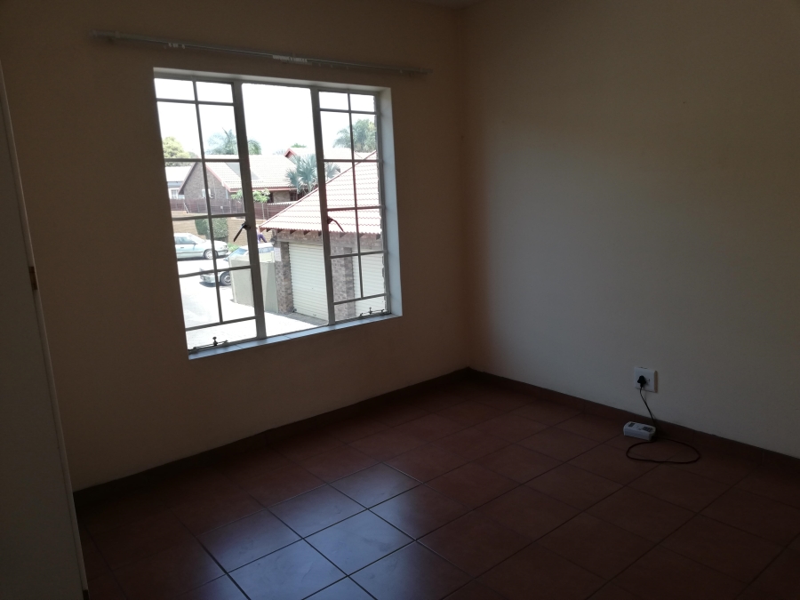2 Bedroom Property for Sale in Rooihuiskraal North Gauteng