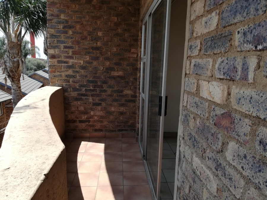 2 Bedroom Property for Sale in Rooihuiskraal North Gauteng