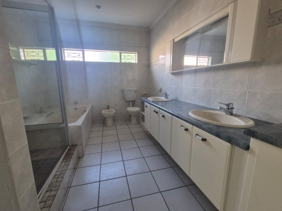 3 Bedroom Property for Sale in Three Rivers Proper Gauteng