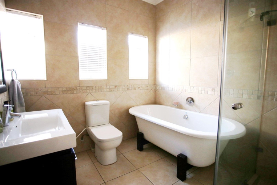 4 Bedroom Property for Sale in Three Rivers Proper Gauteng