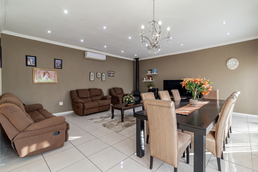 To Let 3 Bedroom Property for Rent in Glenvista Gauteng