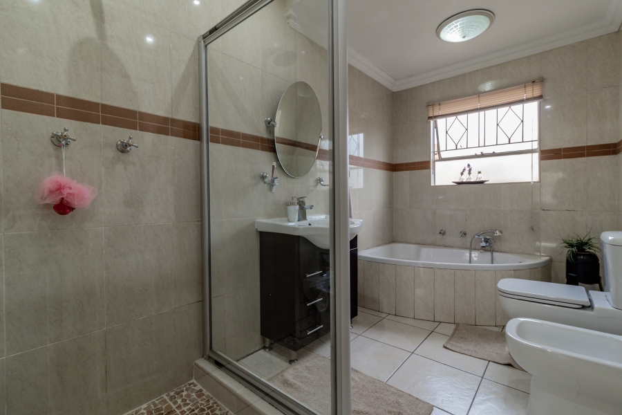 To Let 3 Bedroom Property for Rent in Glenvista Gauteng