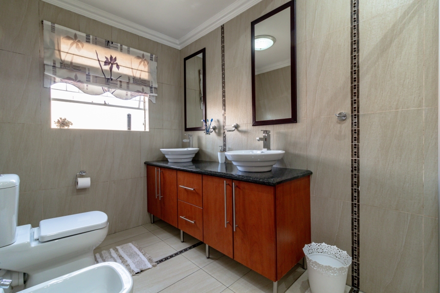 To Let 3 Bedroom Property for Rent in Glenvista Gauteng