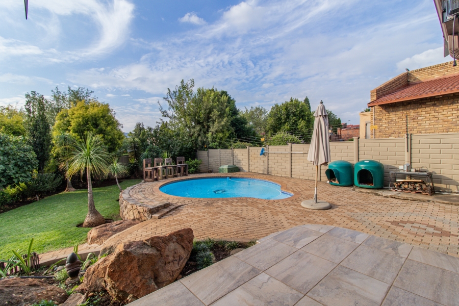 To Let 3 Bedroom Property for Rent in Glenvista Gauteng