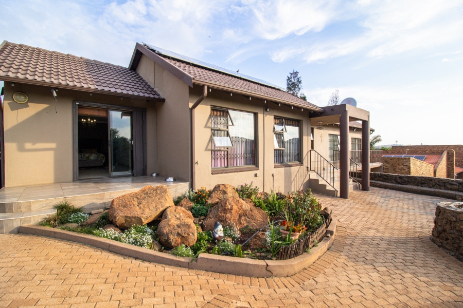 To Let 3 Bedroom Property for Rent in Glenvista Gauteng