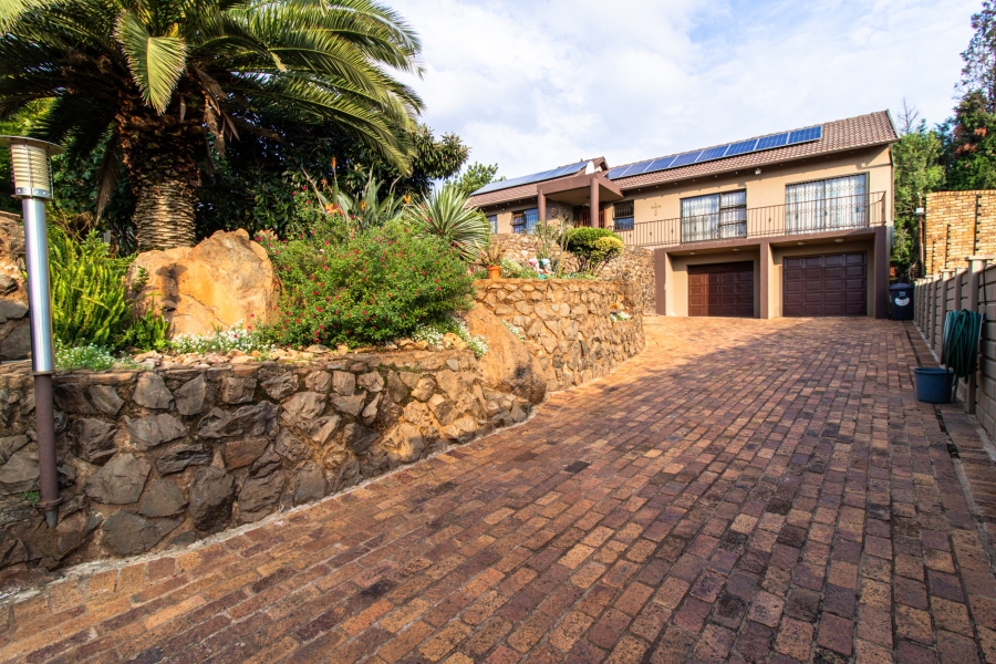 To Let 3 Bedroom Property for Rent in Glenvista Gauteng