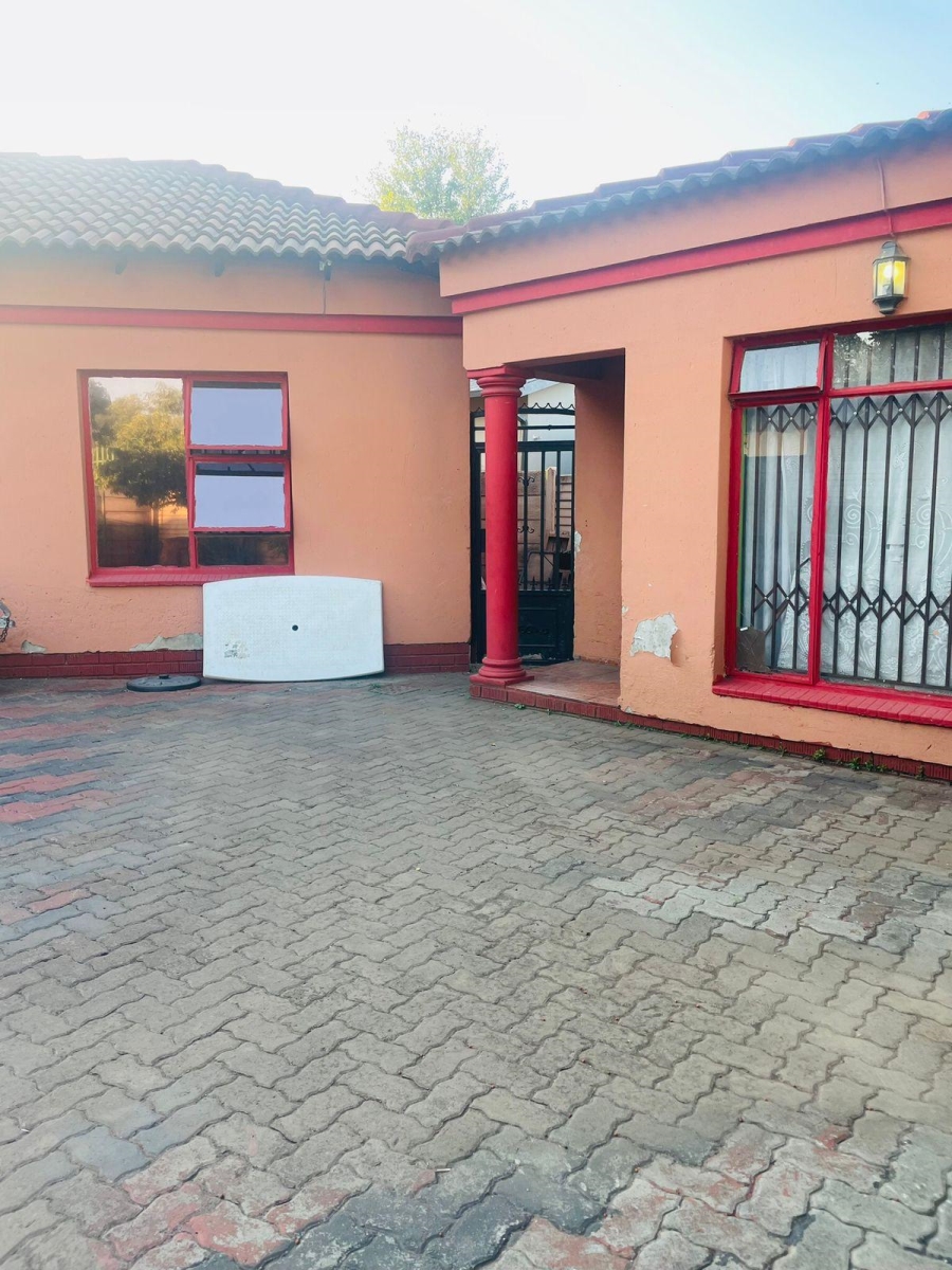 3 Bedroom Property for Sale in Clayville Gauteng