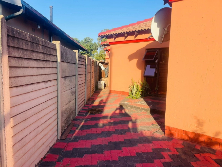 3 Bedroom Property for Sale in Clayville Gauteng