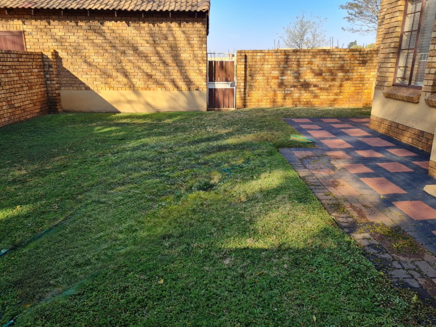 2 Bedroom Property for Sale in Monavoni Gauteng