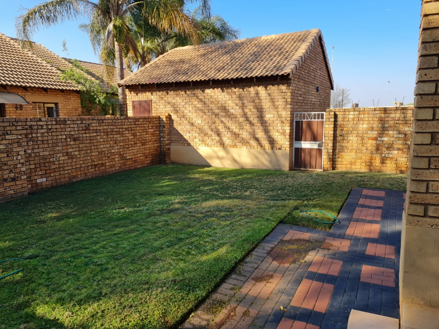 2 Bedroom Property for Sale in Monavoni Gauteng