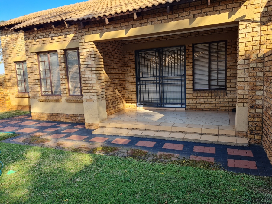 2 Bedroom Property for Sale in Monavoni Gauteng