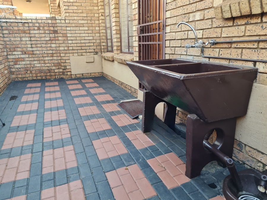 2 Bedroom Property for Sale in Monavoni Gauteng