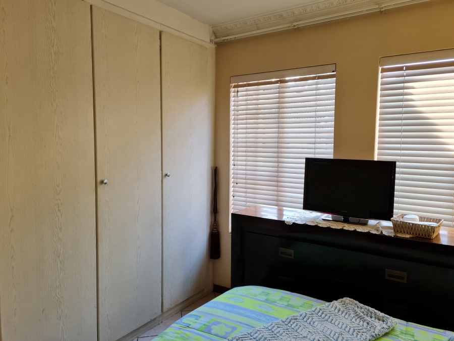 2 Bedroom Property for Sale in Monavoni Gauteng