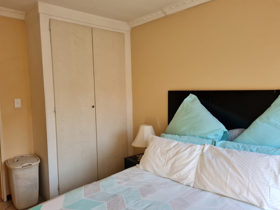 2 Bedroom Property for Sale in Monavoni Gauteng