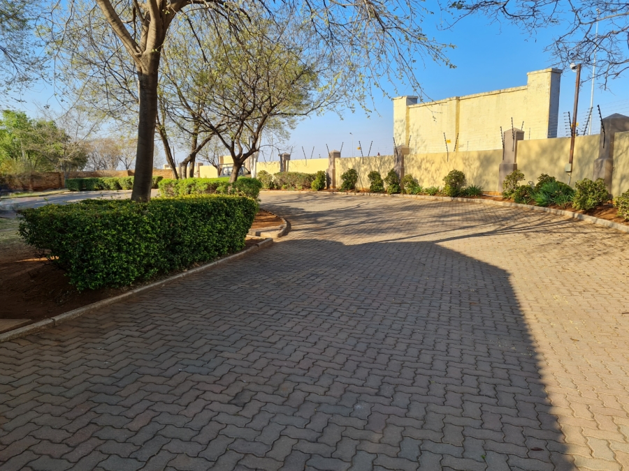 2 Bedroom Property for Sale in Monavoni Gauteng