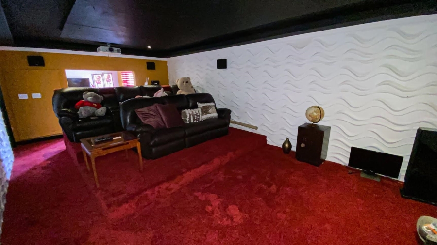 5 Bedroom Property for Sale in Blue Valley Golf Estate Gauteng