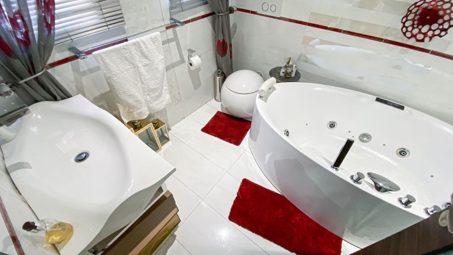 5 Bedroom Property for Sale in Blue Valley Golf Estate Gauteng