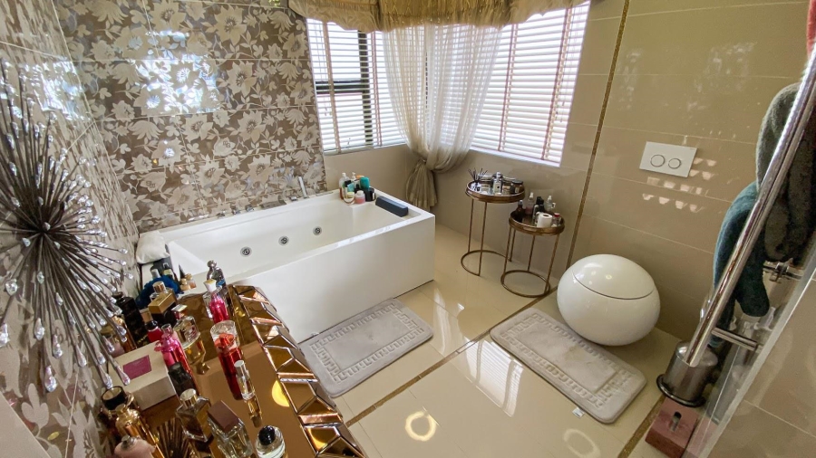 5 Bedroom Property for Sale in Blue Valley Golf Estate Gauteng