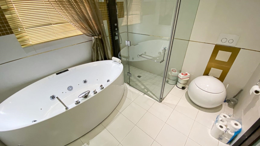 5 Bedroom Property for Sale in Blue Valley Golf Estate Gauteng