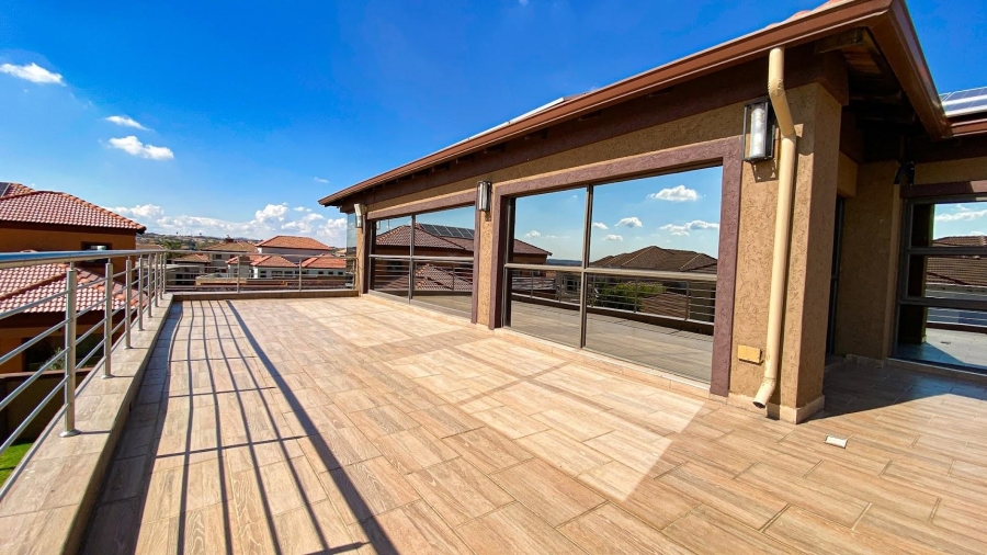 5 Bedroom Property for Sale in Blue Valley Golf Estate Gauteng