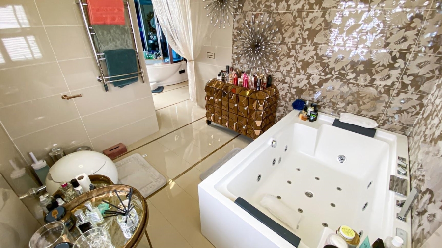 5 Bedroom Property for Sale in Blue Valley Golf Estate Gauteng