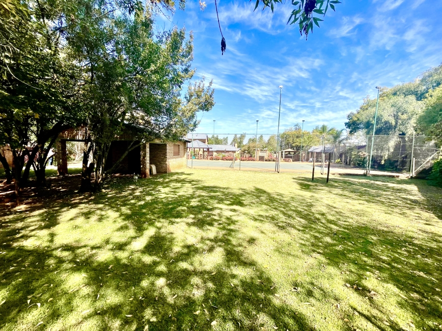 4 Bedroom Property for Sale in Die Hoewes Gauteng