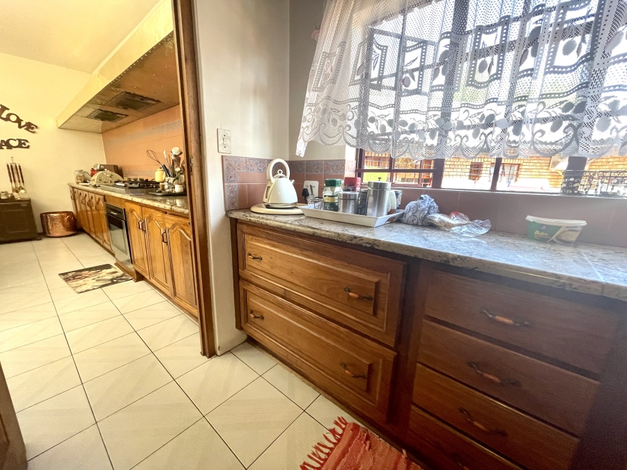 4 Bedroom Property for Sale in Die Hoewes Gauteng