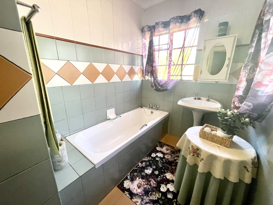 4 Bedroom Property for Sale in Die Hoewes Gauteng