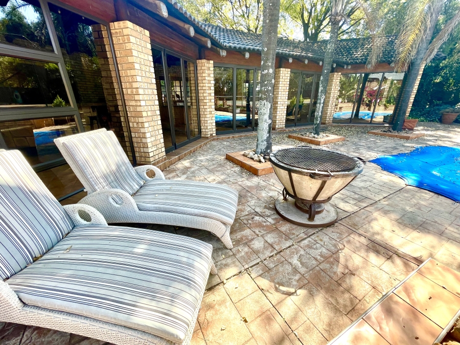 4 Bedroom Property for Sale in Die Hoewes Gauteng