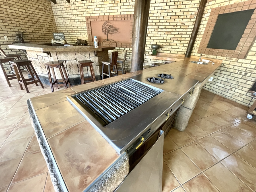 4 Bedroom Property for Sale in Die Hoewes Gauteng